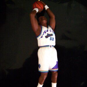NWT - 2000 Karl Malone, Hoop Stars #6 in the series - Hallmark Keepsake Ornament